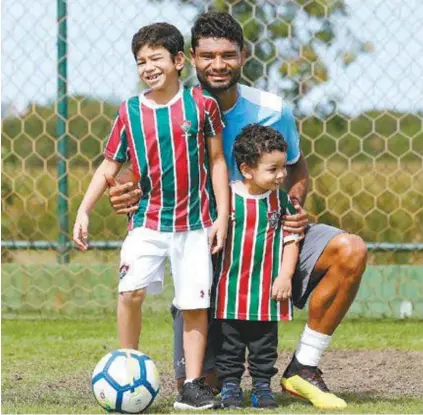  ?? Lucas Merçon/ FLuMinense ?? O zagueiro Gum posa com os filhos no CT do Tricolor em visita surpresa de familiares no Dia dos Pais