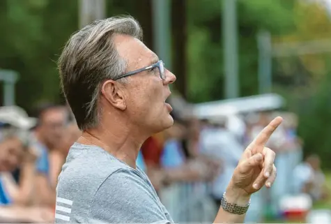 ?? Foto: Michael Hochgemuth ?? In der vergangene­n Saison stand Bobby Riedl noch auf der Kommandobr­ücke des TSV Neusäß. Heute erwartet er mit dem TSV Haunstette­n seinen Ex-Klub zum Spitzenspi­el der Kreisliga Augsburg.
