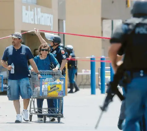  ?? Fotos: Mark Lambie/The El Paso Times/AP, dpa; UPI Photo, Imago Images ?? Soeben sind in dem Einkaufsze­ntrum in El Paso mindestens 20 Menschen erschossen worden. Die Polizei hat den Tatort abgesperrt. Diese Kunden bringen noch schnell ihre Waren in Sicherheit.