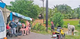  ?? FOTO: CORTESÍA LUIS LEMUS ?? ALBERGADOS. Los ríos Chiripa y San Pedro, en Tocoa, se han desbordado. Evacuaron a varias familias a la carretera CA-13.