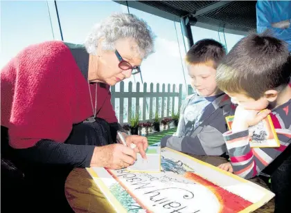  ?? Photo / Natalie Slade ?? Lynley Dodd signs a Hairy Maclary book for brothers Jack, 7 (centre) and Ryan Duff, 5, five years ago.