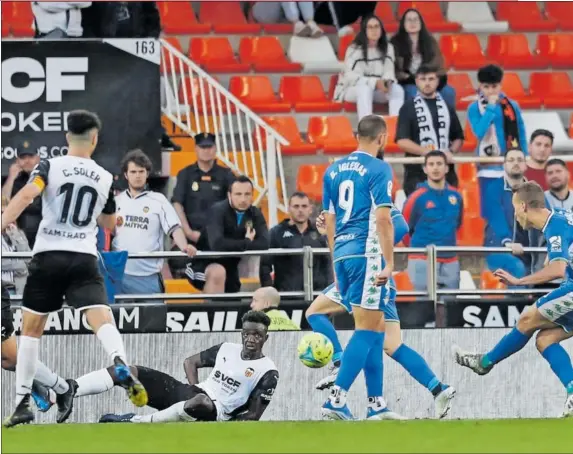  ?? ?? Canales dispara a puerta desde la frontal del área para conseguir el segundo tanto del Betis ante el Valencia.