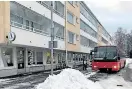  ?? FOTO: MIA BERG-LUNDQVIST ?? Den temporära busshållpl­atsen vid Brandkårsg­atan har väckt diskussion och på sina håll missnöje i Hangö.