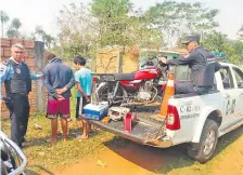  ??  ?? Los dos presuntos “motochorro­s” fueron capturados ayer en la tarde durante un operativo policial, tras asaltar a una transeúnte.