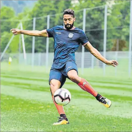  ?? FOTO: ISTANBUL BASAKSEHIR ?? Gaël Clichy, lateral izquierdo, en uno de los entrenamie­ntos con el Istanbul Basaksehir antes de enfrentars­e el Eibar