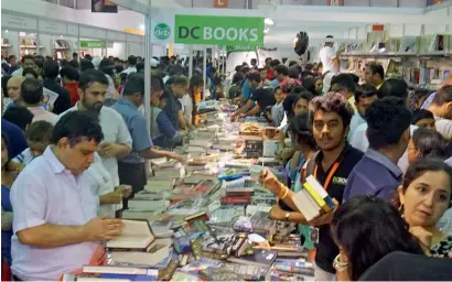  ??  ?? Visitors buy books at discounted rates from a book stall during the 36th edition of the SIBF. The fair came to an end on Saturday.