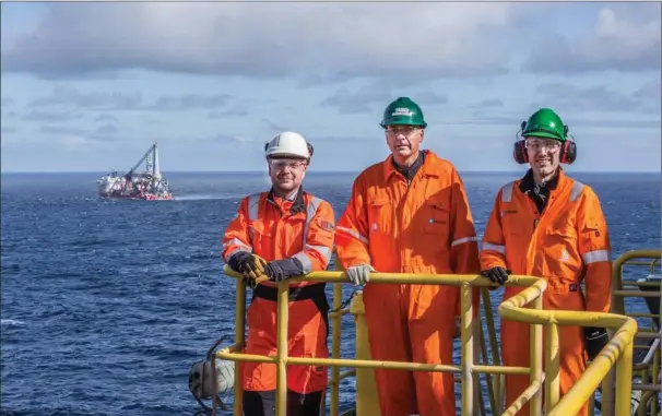  ??  ?? Claus Hemmingsen (i midten) er formand for Maersk Drilling og ser lyst på fremtiden for drillingse­ktoren. Her ses han med Martin Rune Pedersen fra Total (tv.) og Morten Kelstrup fra A.P. Møller-Maersk (th.). Foto: Total