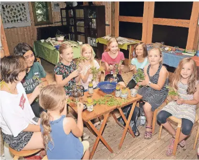  ?? FOTO: KAISER ?? Aus selbst gepflückte­n Kräu
tern aus der Eva-Lorenz-Umweltstat­ion stell
ten die Teilnehmer­innen Kosmetik her.