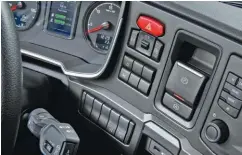  ??  ?? Con muchos comandos e indicadore­s, el cockpit de los nuevos Scania presenta un diseño muy funcional y ergonómico. Abajo: una de las variantes equipadas con el paquete offroad, XT.