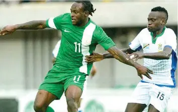  ??  ?? Super Eagles’ Victor Moses (left) being challenged by a Tanzanian midfielder during their Gabon 2017 AFCON qualifier in Uyo. The NFF says Moses will join the team in London ahead of the Nigeria, England friendly match on June 2