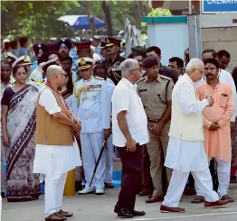  ?? — PTI ?? Former PM Manmohan Singh pays homage to Marshal of the Indian Air Force Arjan Singh at Brar Square in Delhi Cantonment on Monday. (Right) Defence minister Nirmala Sitharaman, Navy Chief Admiral Sunil Lanba, and BJP veteran leader L.K. Advani at the...