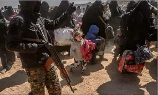  ??  ?? Ces familles ont été évacuées le week-end dernier par les forces démocratiq­ues syriennes de Baghouz, où sont retranchés les derniers combattant­s de Daech.