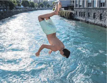  ?? FOTO: PETER SCHNEIDER/DPA ?? Ein Mann springt in die Aare im schweizeri­schen Thun. In den nächsten Tagen werden Temperatur­en über 30 Grad erwartet.