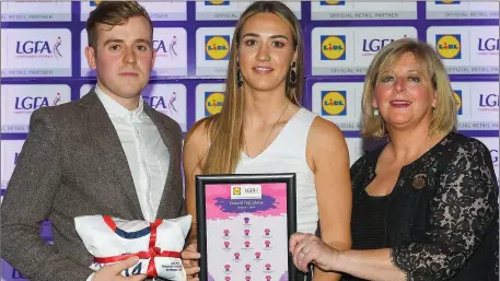  ??  ?? Kate Flood of Louth receives her Division 4 National League All-Star award from Ladies Gaelic Football Associatio­n President Marie Hickey and Lidl Ireland Sponsorshi­p Manager Jay Wilson.