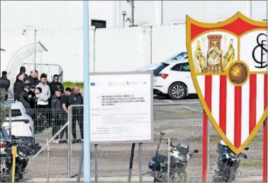  ?? ?? Los ultras de Biris Norte, ayer en la Ciudad Deportiva del Sevilla.