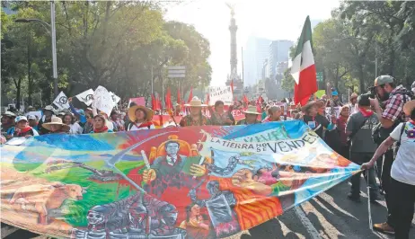  ??  ?? Miembros del Frente de Pueblos en Defensa de la Tierra de San Salvador Atenco durante una manifestac­ión contra el NAIM, en la Ciudad de México .