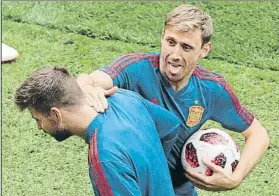  ?? FOTO: EFE ?? Nacho Monreal bromea con Piqué, al que propina una cariñosa ‘perca’ en Rusia