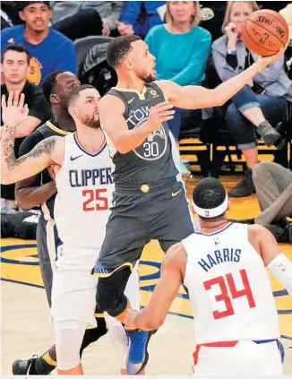  ??  ?? EL LÍDER. El base Stephen Curry lideró el ataque de los Warriors en el reinicio de la NBA.