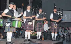  ??  ?? Die Ehingen Donau Pipe Band sprengte mit der geballten Kraft einer schottisch­en Bagpipe-Formation alle Vorstellun­gen von Blasmusik.