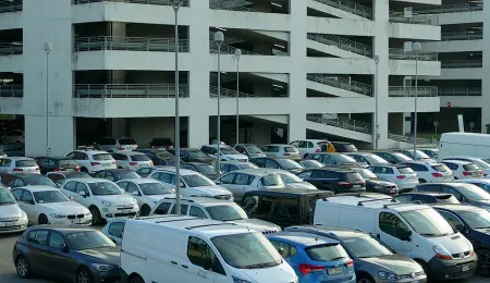  ??  ?? Assalto Pienone al parcheggio-silos della Fiera, uno dei pochi garantiti anche per il Vinitaly. Quelli «straordina­ri» sono chiusi per effetto di un’inchiesta della procura