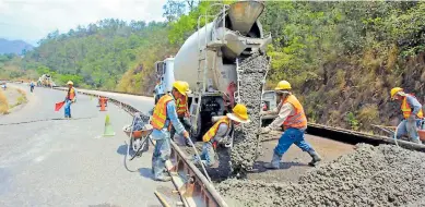  ??  ?? OBREROS. Las iversiones en infraestru­tura vial pueden rescatar el sector construcci­ón en 2021.