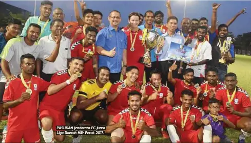  ??  ?? PASUKAN Jendarata FC juara Liga Daerah Hilir Perak 2017.