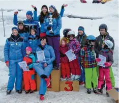  ?? Foto: Sabrina Schmidt ?? Nach fast zwei Stunden standen die Sieger der einzelnen Altersklas­sen sowie die neu en Vereinsmei­ster Alpin und Snowboard fest.