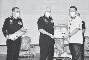  ??  ?? SIMBOLIK: Zainal (dua kiri) menyerahka­n poster‘Program Satu Taman Satu Polis’kepada Abd Hafiz (kanan) pada Majlis Pelancaran Program Satu Taman Satu Polis dan Fokus Polis Diraja Malaysia Kontinjen Melaka 2021, di Melaka semalam. Turut hadir Abdul Majid (kiri). — Gambar Bernama