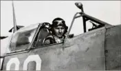  ??  ?? Quelques jours plus tard après la battaille aérienne au dessus de Pierrefeu, Bob Hoover, futur célèbre pilote d’essai américian, fut abattu au large de Cannes ... et sauvé par Lemke, le même pilote allemand qui descendit les trois avions américains à...