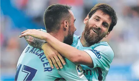  ??  ?? Lionel la Pulga Messi festeja con Paco Alcácer su gol 350 en la Liga de las Estrellas.