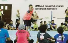  ??  ?? RAHMAN (tengah) di program Kem Bakat Badminton.