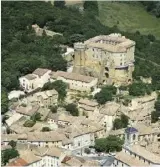  ??  ?? Le splendide château féodal de Suze‑la‑Rousse propose des week‑ends et des journées oenologiqu­es.