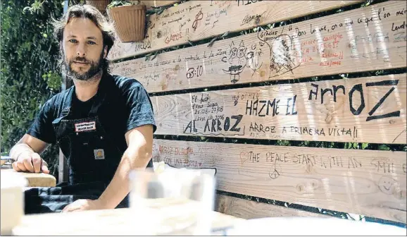  ?? CARLES CASTRO / GARRAF NEWS MEDIA ?? El cocinero Pablo Albuerne, que usa el pseudónimo Gipsy Chef, en el restaurant­e que abrió en julio del año pasado en Sitges