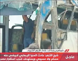  ??  ?? Imagen de la televisión egipcia, del ómnibus que llevaba peregrinos cristianos y fue atacado por extremista­s musulmanes.