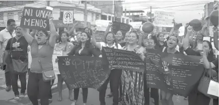  ??  ?? PLANTÓN. Varios organismos sociales y ciudadanía en general se vistieron de negro y alzaron su voz de protesta por los casos recientes de violencia contra la mujer, ocurridos en el país.