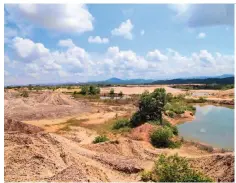  ??  ?? El recurso hídrico ha sido uno de los grandes afectados con la explotació­n masiva del oro en El Bagre.