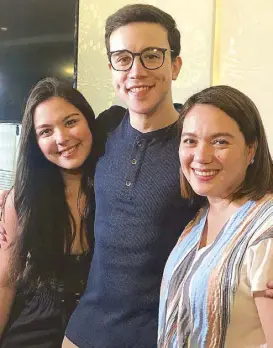  ??  ?? Sylvia Sanchez and children Arjo and Ria Atayde at the thanksgivi­ng lunch they hosted the other day at Lazat restaurant (Scout Limbaga, Quezon City): So much to thank for