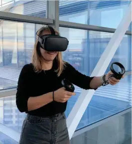  ??  ?? Rafaela Sieber leitet bei T-Systems Multimedia Solutions das Fachteam AR/VR und hält viele Meetings in Virtual Reality ab. Mit den Controller­n in ihren Händen kann sie ihren Avatar durch den Raum beamen, aber auch nach einem dreidimens­ionalen Stift greifen und in der Luft eine 3-DSkizze anfertigen lassen.