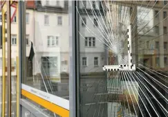  ?? FOTO: KATJA DÖRN ?? In der Nacht wurden in Jena die Scheiben einer Bankfilial­e von Unbekannte­n zerschlage­n.