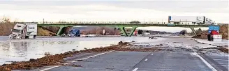  ??  ?? inundacion­es severas en la Interestat­al 84, una importante autopista que une Idaho y Oregon, cerca de Hermiston, Oregon