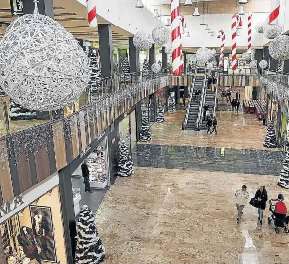  ??  ?? Aspecto, casi vacío, del centro comercial Gran Jonquera Outlet la semana previa a las Navidades