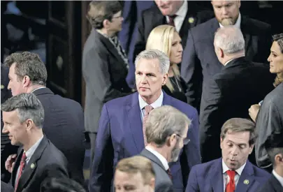  ?? [ Getty Images ] ?? Kevin, allein im Haus. Im Repräsenta­ntenhaus wandten sich die Abweichler von Fraktionsf­ührer Kevin McCarthy ab.