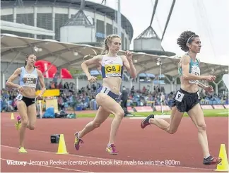  ??  ?? Victory Jemma Reekie (centre) overtook her rivals to win the 800m