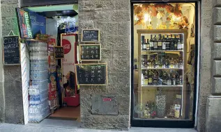  ??  ?? Il minimarket in via delle Oche che ha venduto l’alcol alle minorenni Il questore sta pensando di sospendere la licenza