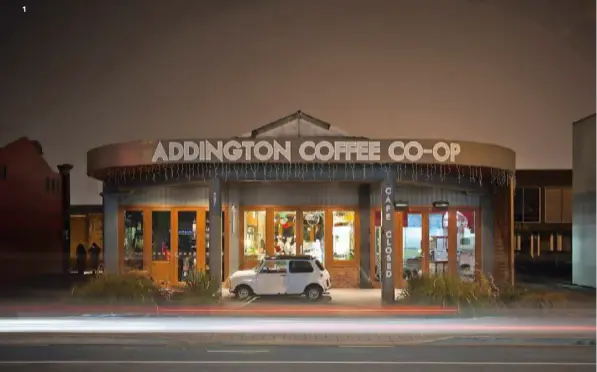  ??  ?? 1 1. L'Addington coffee coop a christchur­ch. 2. Le dune di Ninety Mile Beach: ci si può divertire con tavole da surf. 3. Le Whangarei Water Falls. 4. Il Nordland: costa frastaglia­ta e i rilievi verdi che si tuffano nel mare. 5. Matauri Bay. 6. Il faro...