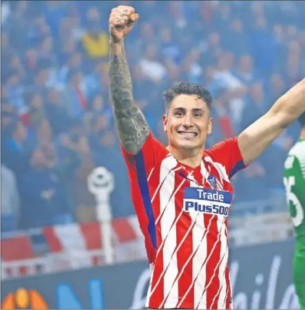  ??  ?? ALEGRÍA. Giménez, con gesto alegre y triunfal, tras conquistar la Europa League con el Atlético de Madrid.