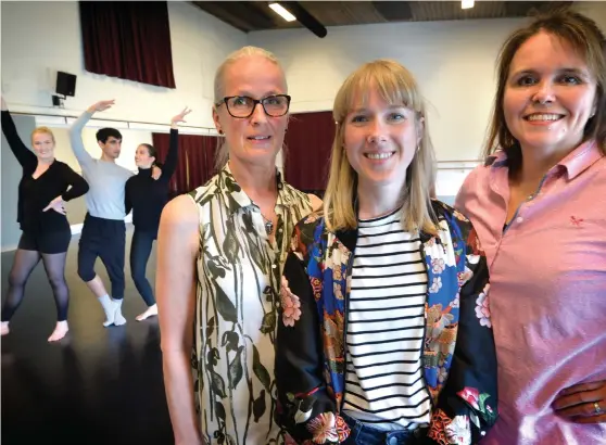  ?? Bild: ANNIKA KARLBOM ?? FÖR SCENARTIST­ER. Lärarna Lena Cederwall Broberg, Ottilia Bergström och Marja Sipola Cuss startar en ny musikalutb­ildning på Löftadalen­s folkhögsko­la. I bakgrunden syns eleverna Rebecca Lennartsso­n, Cesar Carrera, och Rebecca Bernefjell som lämnar...