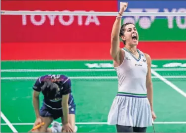  ??  ?? Carolina Marín celebra su triunfo de ayer en semifinale­s frente a la coreana An Se Young en Bangkok.