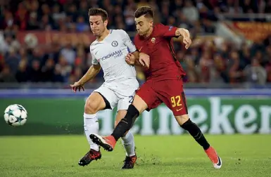  ??  ?? Serata magica Stephan El Shaarawy, nella foto a sinistra, approfitta di un clamoroso errore dell’ex compagno Ruediger e realizza il 2-0 di esterno destro. In alto, l’abbraccio dei gialloross­i