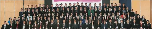  ??  ?? 全體出席2017年全­國國民型華文中學校長­教育研討會及第24屆­會員大會的會員，在開幕儀式後來張大合­照。